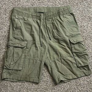 H&M CARGO SHORTS W/ DRAWSTRING. REGULAR FIT. GREEN. SIZE: MEDIUM. LIGHTLY USED